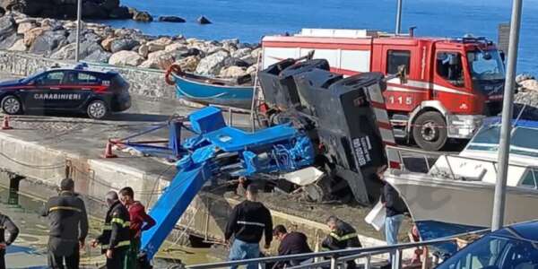 Si ribalta una gru nel porto di San Lucido: ferito un 63enne