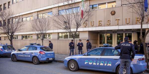 Cosenza, perseguita la ex anche in presenza del nuovo compagno: 23enne finisce in carcere