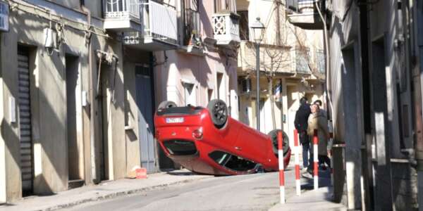 Paura a Castrovillari, auto si capovolge in una strada stretta