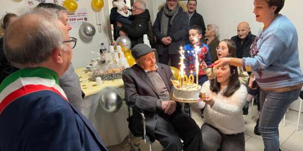 Mandatoriccio, comunità in festa per le 100 candeline di nonno Cristofaro detto “Cent’Anni”