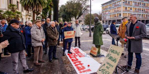 “Giù le mani dalla statua di Giacomo Mancini”, a Cosenza il flash-mob per ‘difendere’ l’opera FOTO