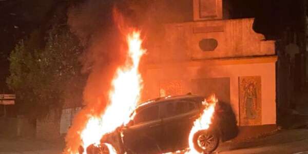 Boato nel centro di Altomonte, auto s’incendia mentre transita di fronte alla chiesetta del Carmine