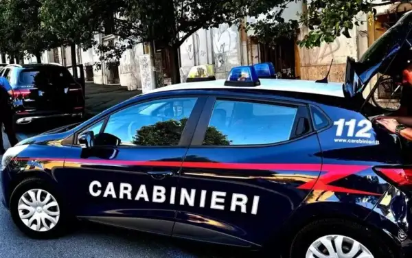 Terrore a Trebisacce, punta il coltello contro il titolare di un market e si fa consegnare il bottino