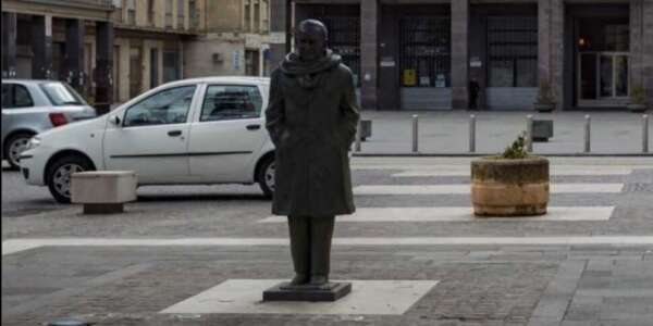 Le polemiche sulla statua posta dinanzi a Palazzo dei Bruzi di Cosenza, oggi il flashmob in piazza