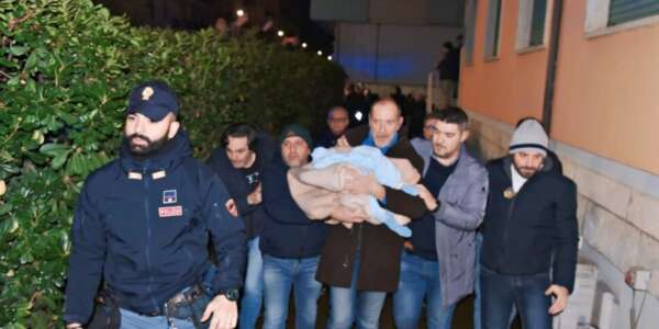 Neonata rapita e ritrovata a Cosenza, gli agenti: “Per una sera Sofia è stata anche la figlia della Polizia”