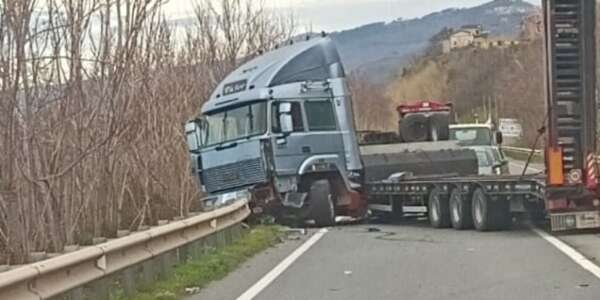 Scontro tra auto e autoarticolato sulla statale 18 tra Paola e Fuscaldo, due feriti