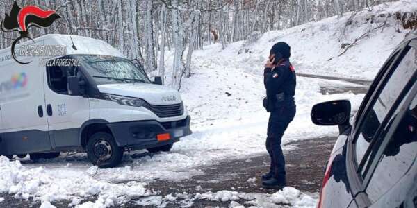 Rimane bloccato per la neve, autista di un furgone che trasportava ossigeno soccorso dai Carabinieri Forestale nel Cosentino